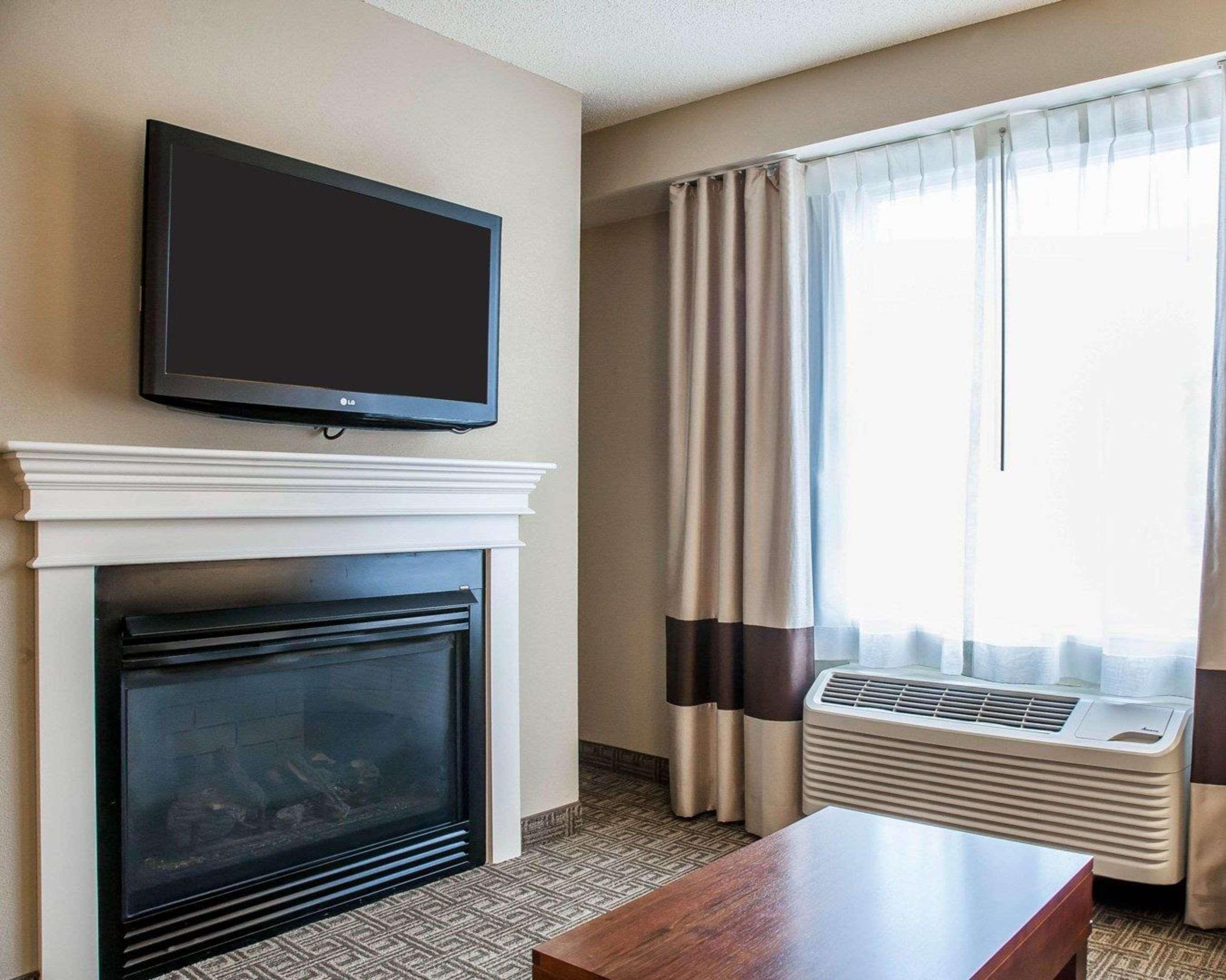Comfort Inn & Suites Sturbridge-Brimfield Екстериор снимка