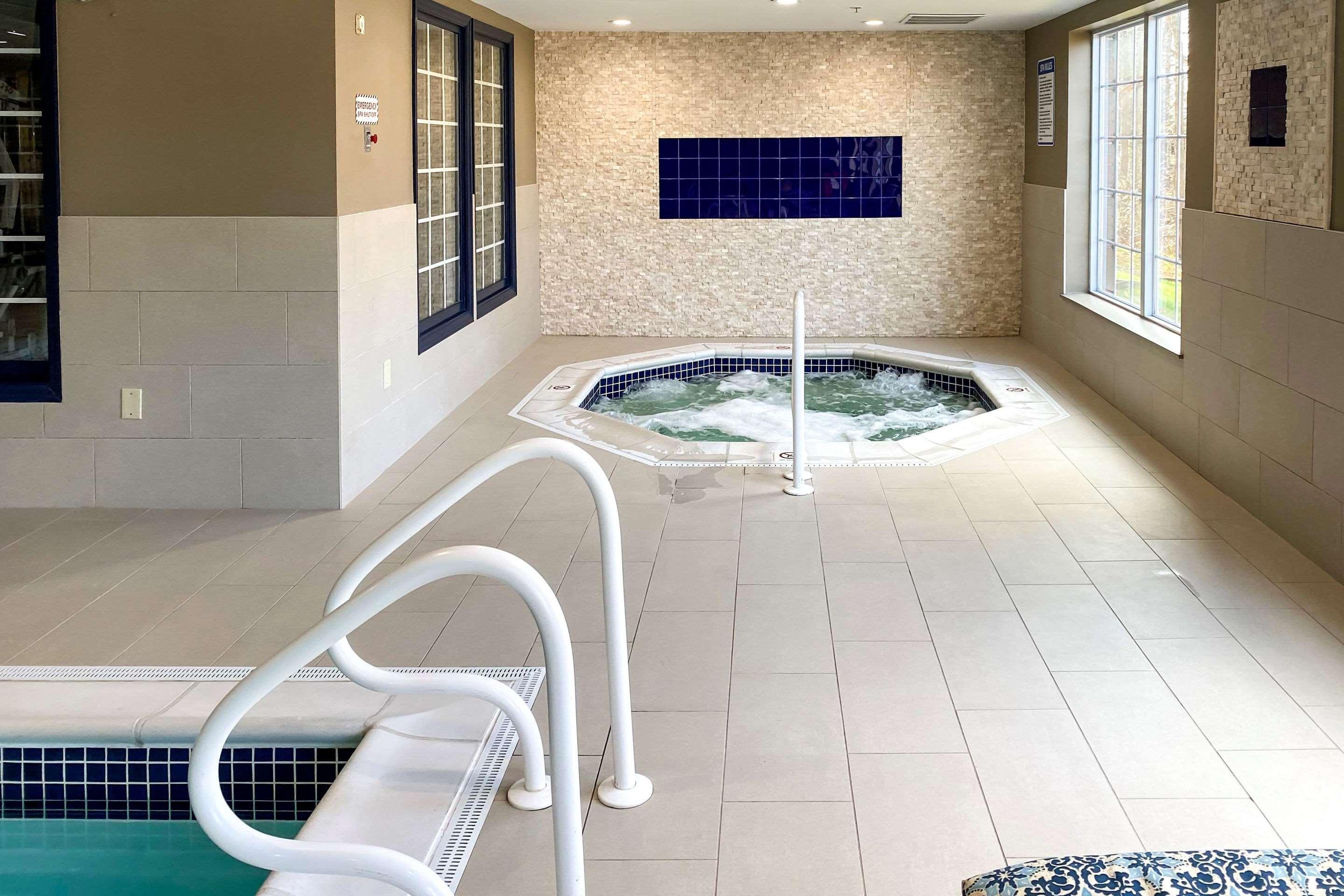 Comfort Inn & Suites Sturbridge-Brimfield Екстериор снимка