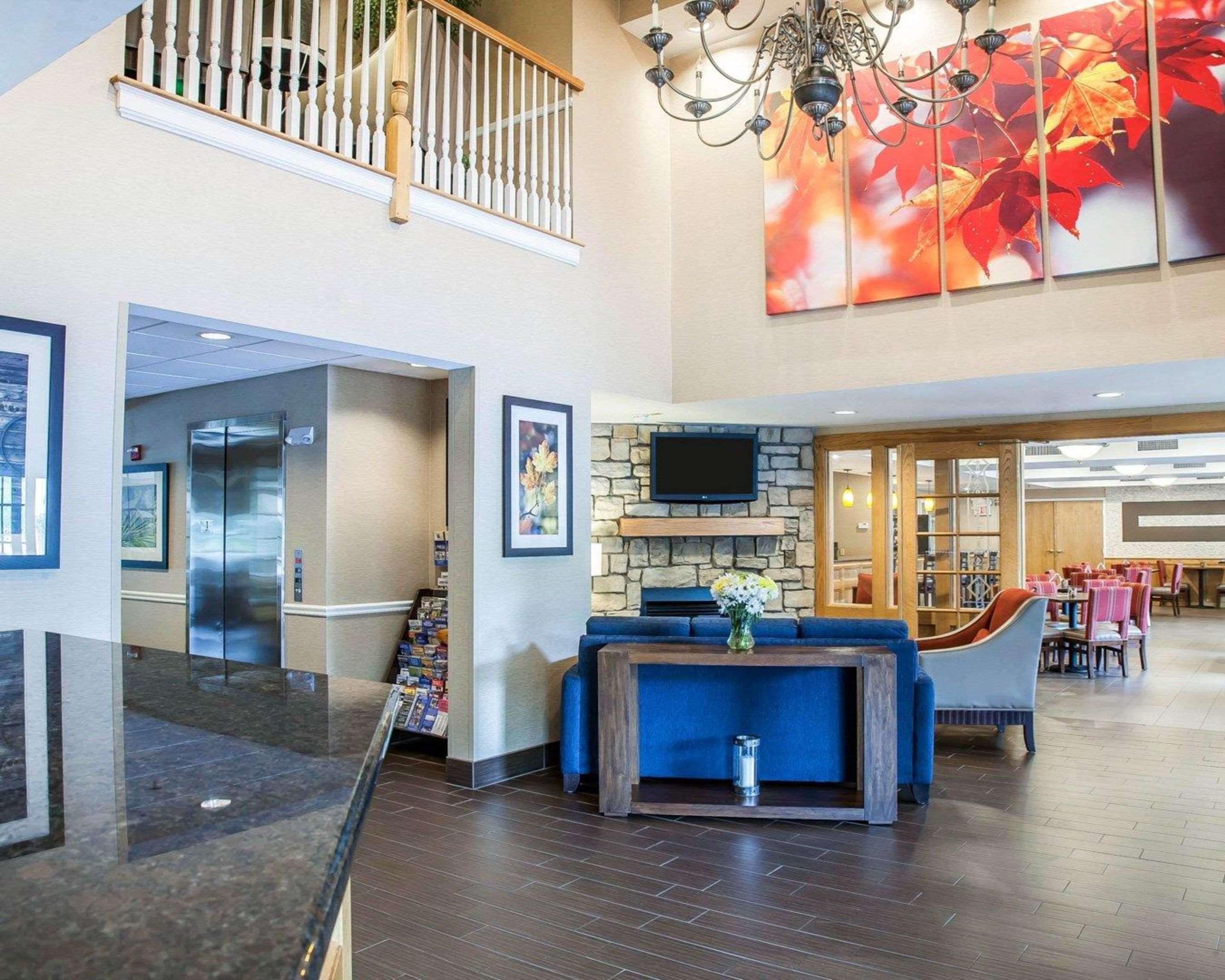 Comfort Inn & Suites Sturbridge-Brimfield Екстериор снимка
